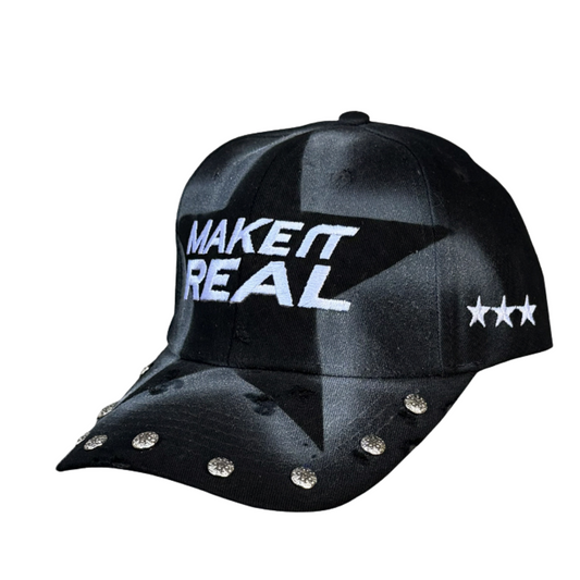Gorra negra Make It Real, vista de perfil, bordado MAKE IT REAL y estrella lateral